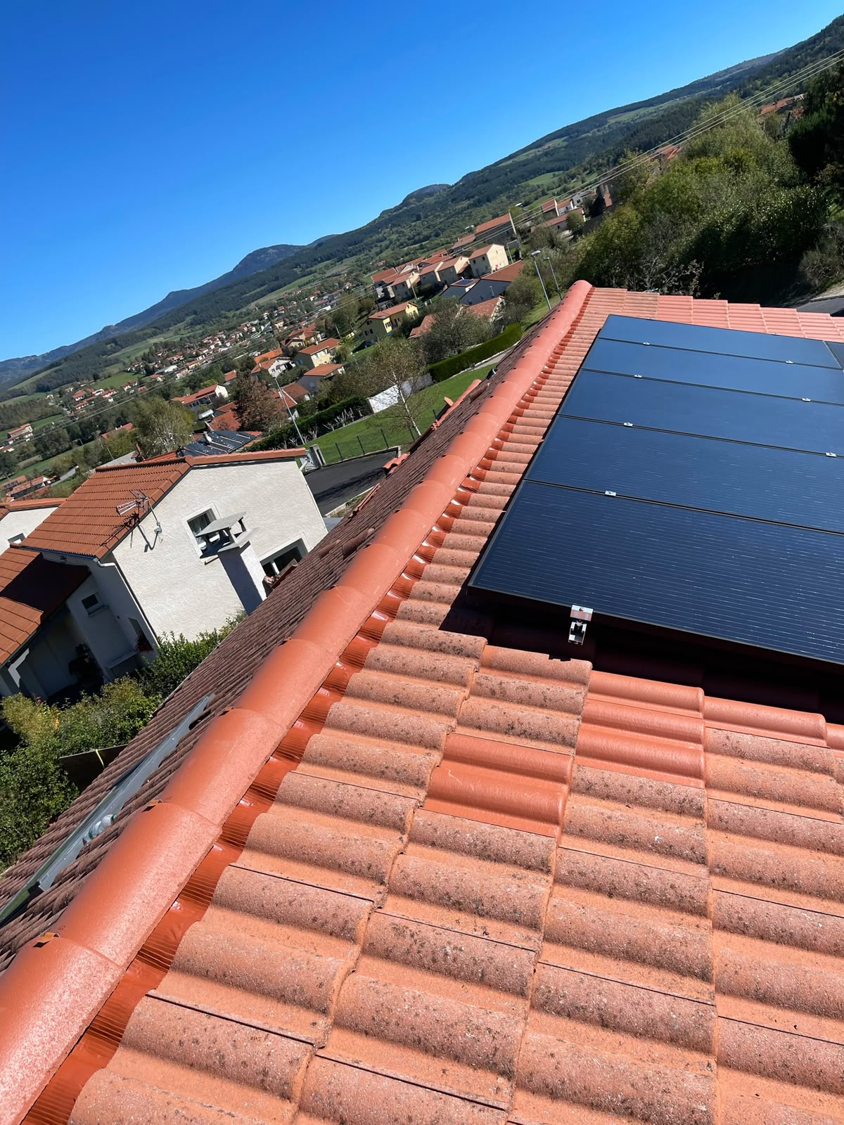 Faîtage ventilé le long de panneaux solaires